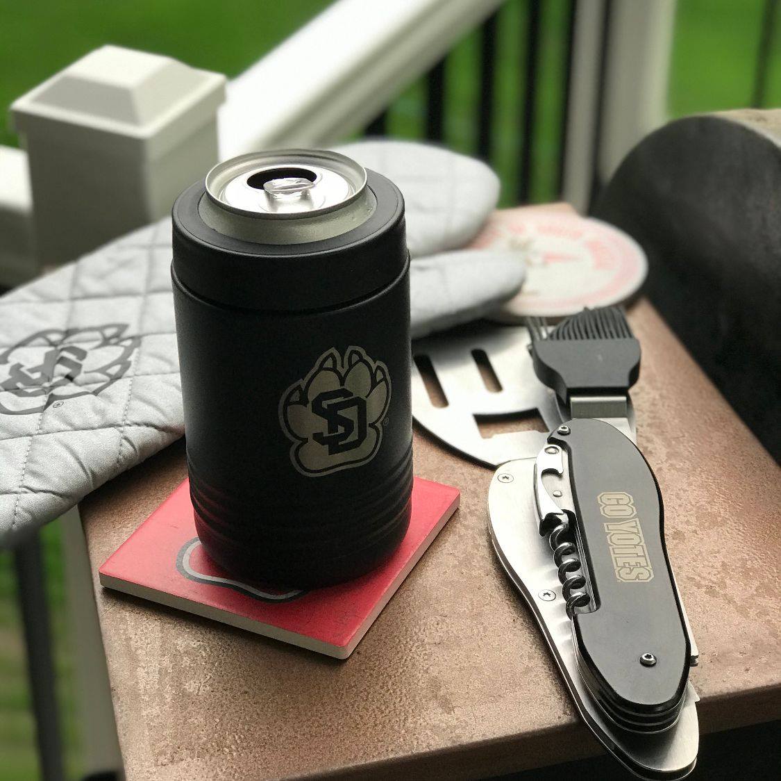 Ayyyeeee, it's #NationalBurgerDay 🍔

Flip burgers Yote style with our USD themed grilling gear! Shop now 👉 yote.us/2WMe8S0 🐾 #YoteLife #CharliesYoteGear