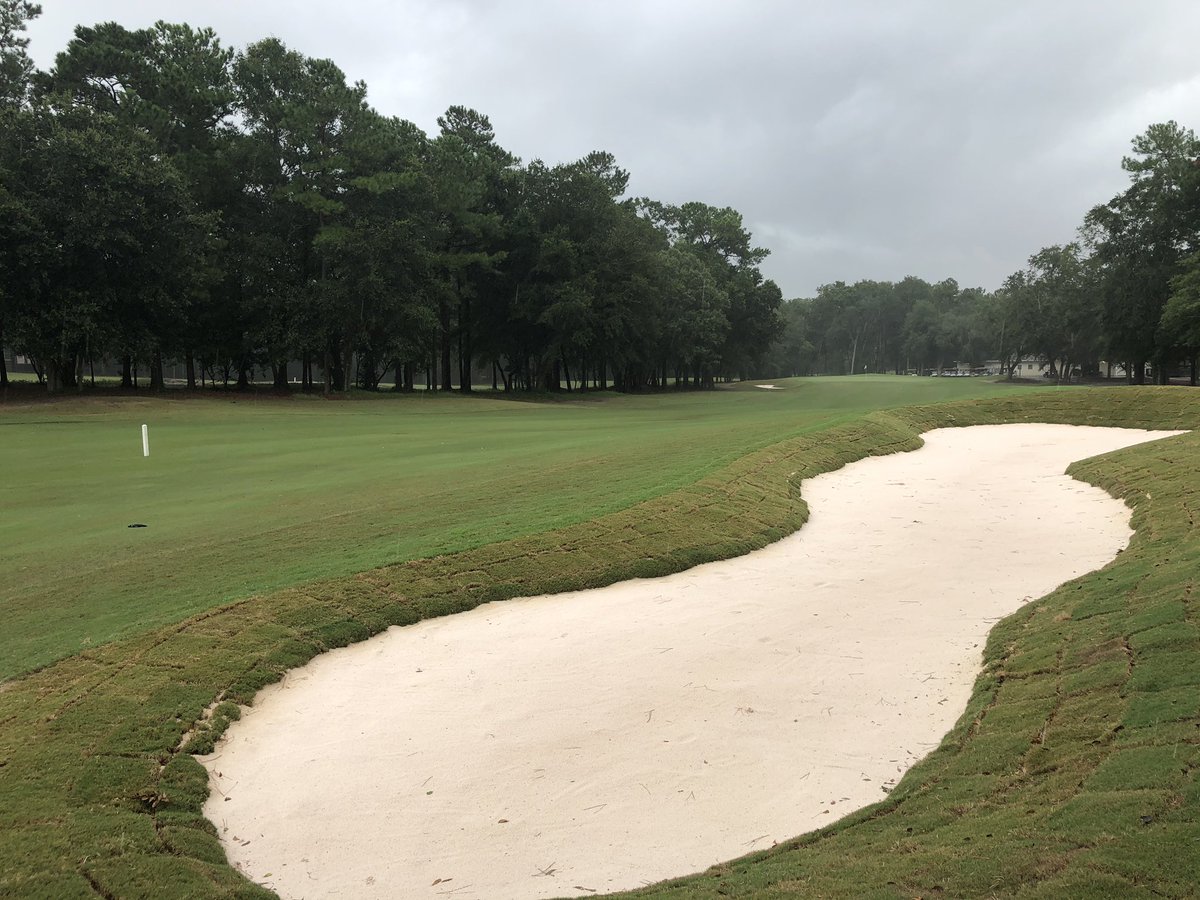 lipouts's tweet photo. A couple of striking “before and after” photos from the 9th hole at @Theoaksgolfclub as part of our course wide bunker renovation. Looks great! Softening of the vertical slopes to eliminate erosion/contamination and make mowing easier. More photos coming soon! https://t.co/sE6aXXpUjv