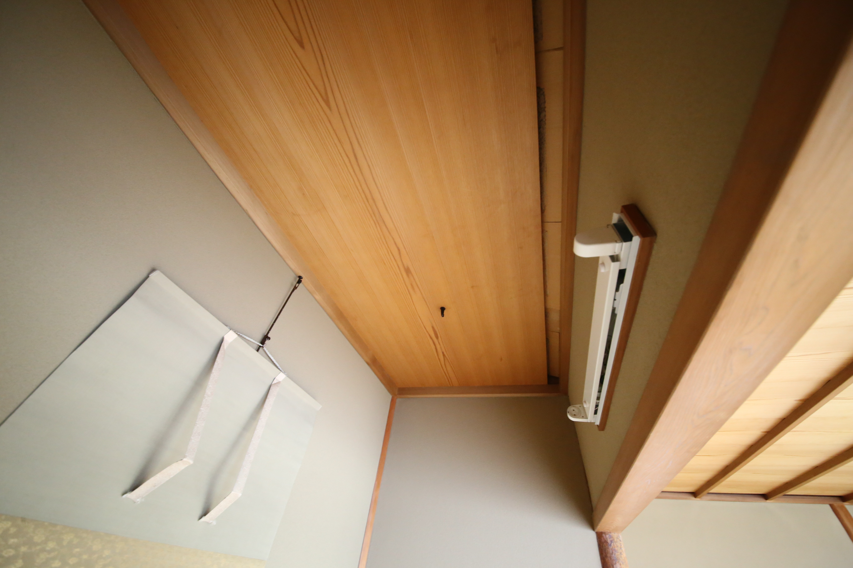 北瀬 幹哉 環デザイン舎 茶室床の間の釘はどこに打つ 花蛭釘 柳釘 落掛釘 花 入釘 向釘など 飾るための釘があります 茶室の広さや床の間の形状により どの位置につけるとよいかは バランス 好み なところが難しい 茶室のある住まい Ay