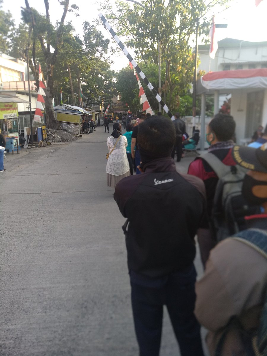 iwanbangkong's tweet photo. Yang kemarin tanya syarat klaim BPJS, silahkan di pandang dan dicermati.

Situasi saat ini terpantau masih tetap padat merayap. 😅 Cc: @PRFMnews https://t.co/cP5rAwKR35