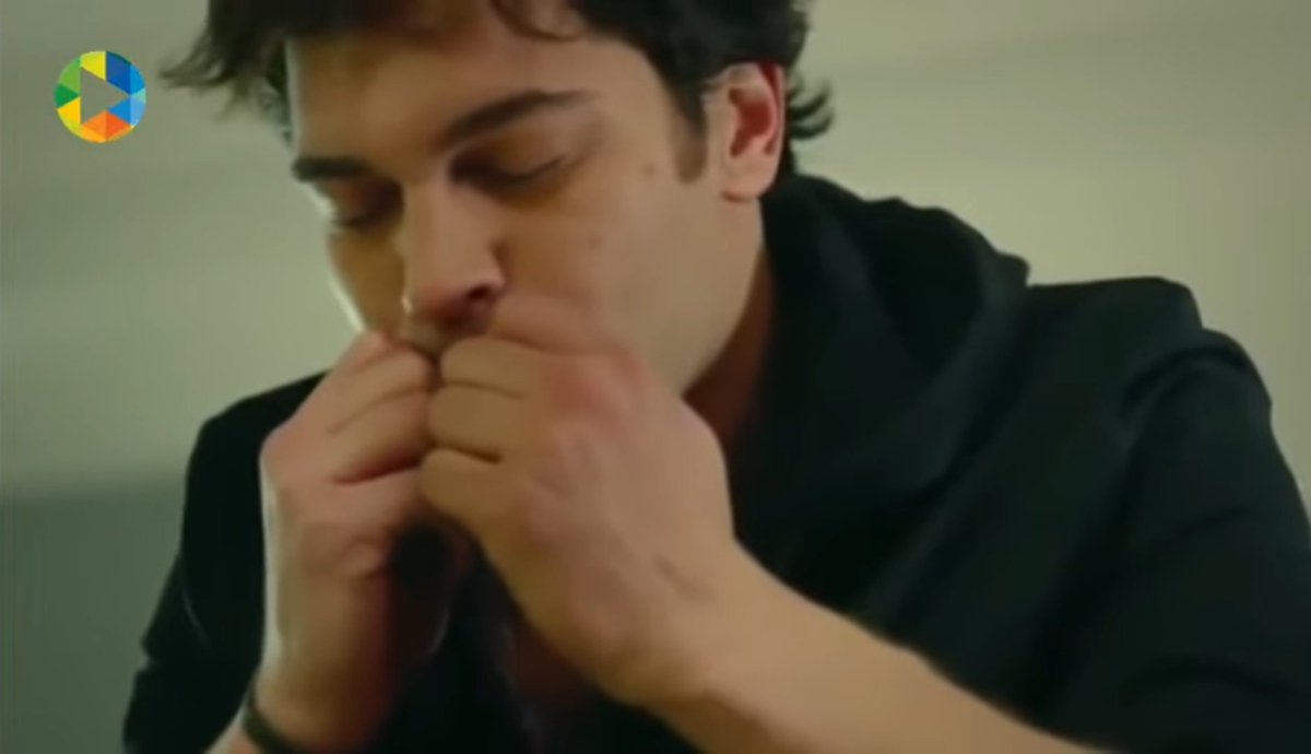 all this man ever does is kiss the shoe lace  #Medcezir