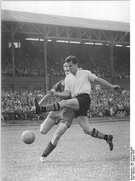 Com o fim da guerra os clubes de futebol (assim como quase todas as instituições do país) foram fechados pelas forças aliadas, o que resultou no fim do VfB Leipzig. Membros do clube continuaram as atividades com outros nomes, até que fundaram em 1954 o SC Rotation Leipzig.