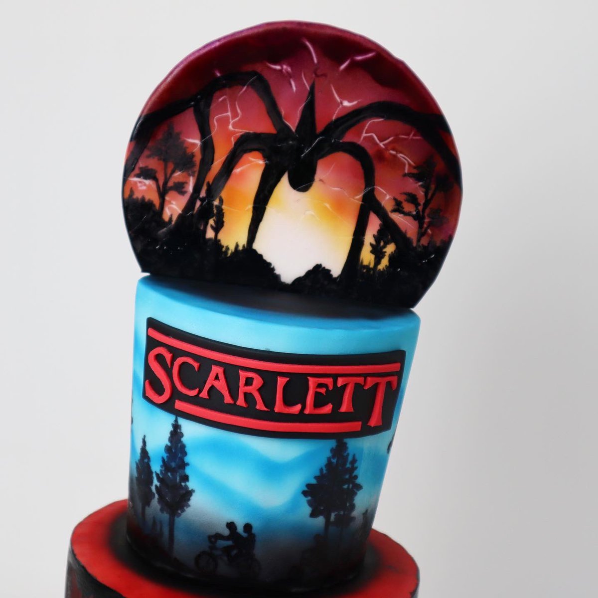 AdamAbiCakes's tweet photo. Stranger Things cake for Scarlett’s 8th Birthday! Complete with Demogorgon!
Who’s excited for the new season?
@Stranger_Things
#strangerthings #strangerthingscake #eleven #hawkins #strangerthings4 #cake #cakes #demogorgon #strangerthingsmemes #thesugarpaste #cakedecfamous https://t.co/kCbg04hsfc