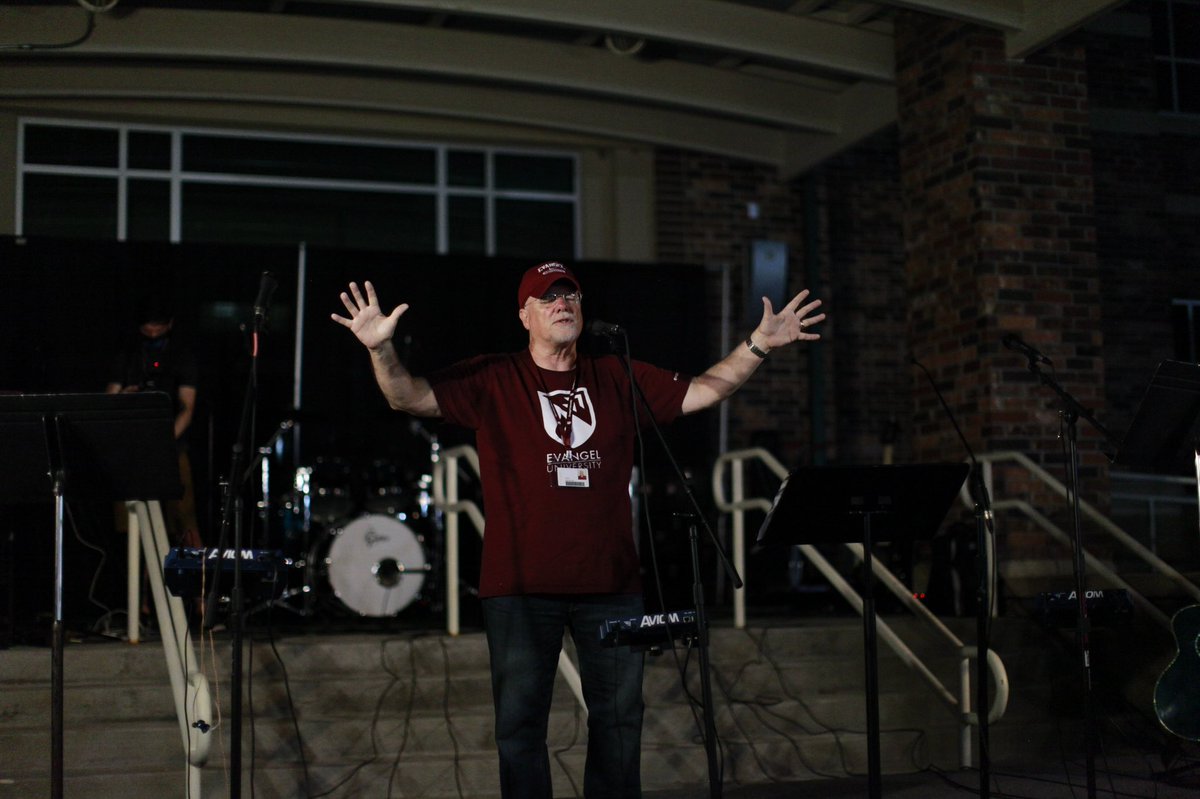 EvangelUniv's tweet photo. We wish every night was Worship on the Lawn! #EULaunch #WorshipOnTheLawn #LifeAtEU #WeAreEU https://t.co/Ehrh75KF5b