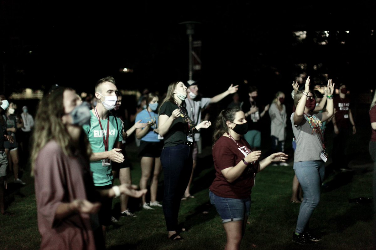 EvangelUniv's tweet photo. We wish every night was Worship on the Lawn! #EULaunch #WorshipOnTheLawn #LifeAtEU #WeAreEU https://t.co/Ehrh75KF5b