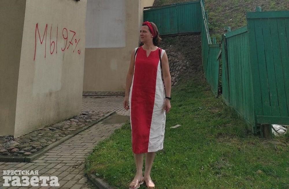 A woman from Brest in Belarus has been put on trial for wearing a white-red-white dress. Police say by wearing the dress she violated the administrative code's procedure of mass events organizing.
More on that: b-g.by/society/brestc…

#ЛукашенкоУходи #LukashenkoGoAway
#Belarus