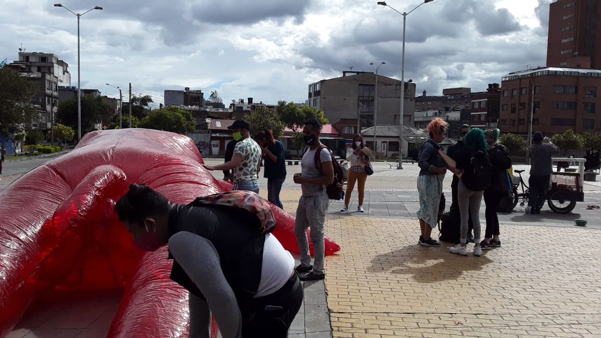 RedRedHer's tweet photo. Prosiguen en su 4º día las jornadas de protesta con nuevas actividades y acompañamientos ante @inpec @DInpec en #Bogotá. La emergencia carcelaria x #coronavirus en las cárceles sigue y los contagios por enfermedades y fallecimientos no paran de crecer ante inacción estatal  #ddhh https://t.co/FxrcjMtVRo