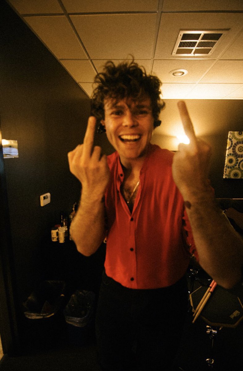 HAZEAFl's tweet image. Ashton believes in Red Team supremacy❤

#5SOSRedTeam #5MonthsofCALM #CALMPromoComp #STREAMREDDESERT #REDSOSHASTEETH 
#KILLMYTIMEONSPOTIFY