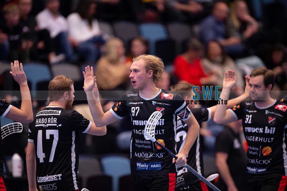 21 år ung tog <a href="/Noahsko98/">Noah Skogward</a> över lagkaptensbindeln och förde Fagerhult till klubbens första serieseger någonsin på herrsidan. Han var en enorm motor under vår resa mot SSL-avancemang. Alltid ett föredöme och en ultimat lagkamrat. Tack för allt Cap, vi kommer sakna dig! 🔴🔴🔴