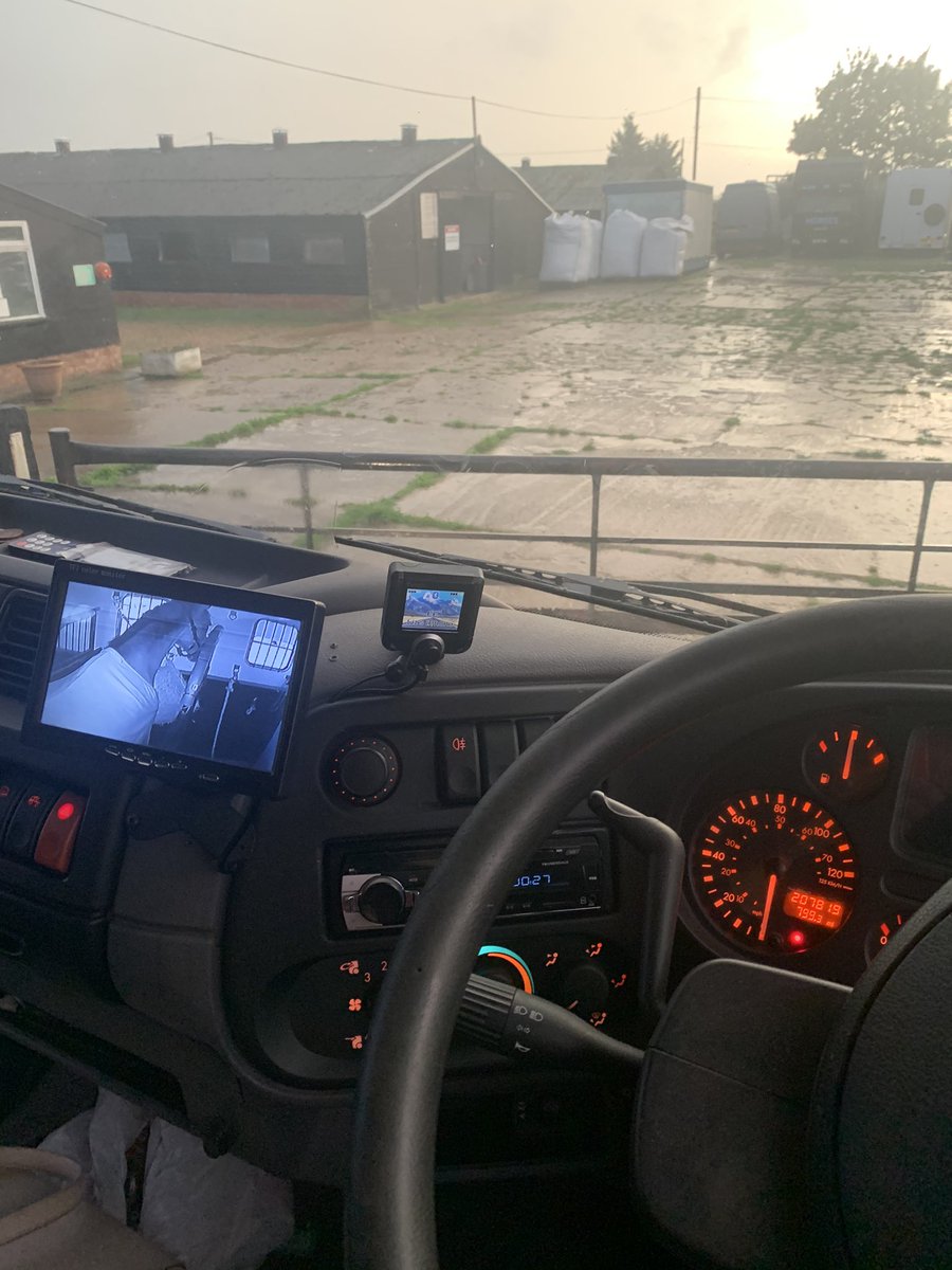 LizFerris's tweet photo. Got home just as the sky’s dropped the motherload of rain! We stayed dry for our lesson though!! #Dafney #TruckingHorses https://t.co/8UqlAItRXg