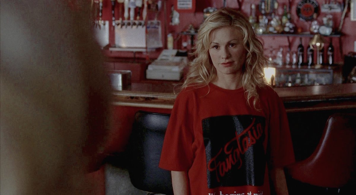 Aquí estoy, promocionando el Fangtasia. Pienso pedirle a Eric cinco mil dólares por esto.