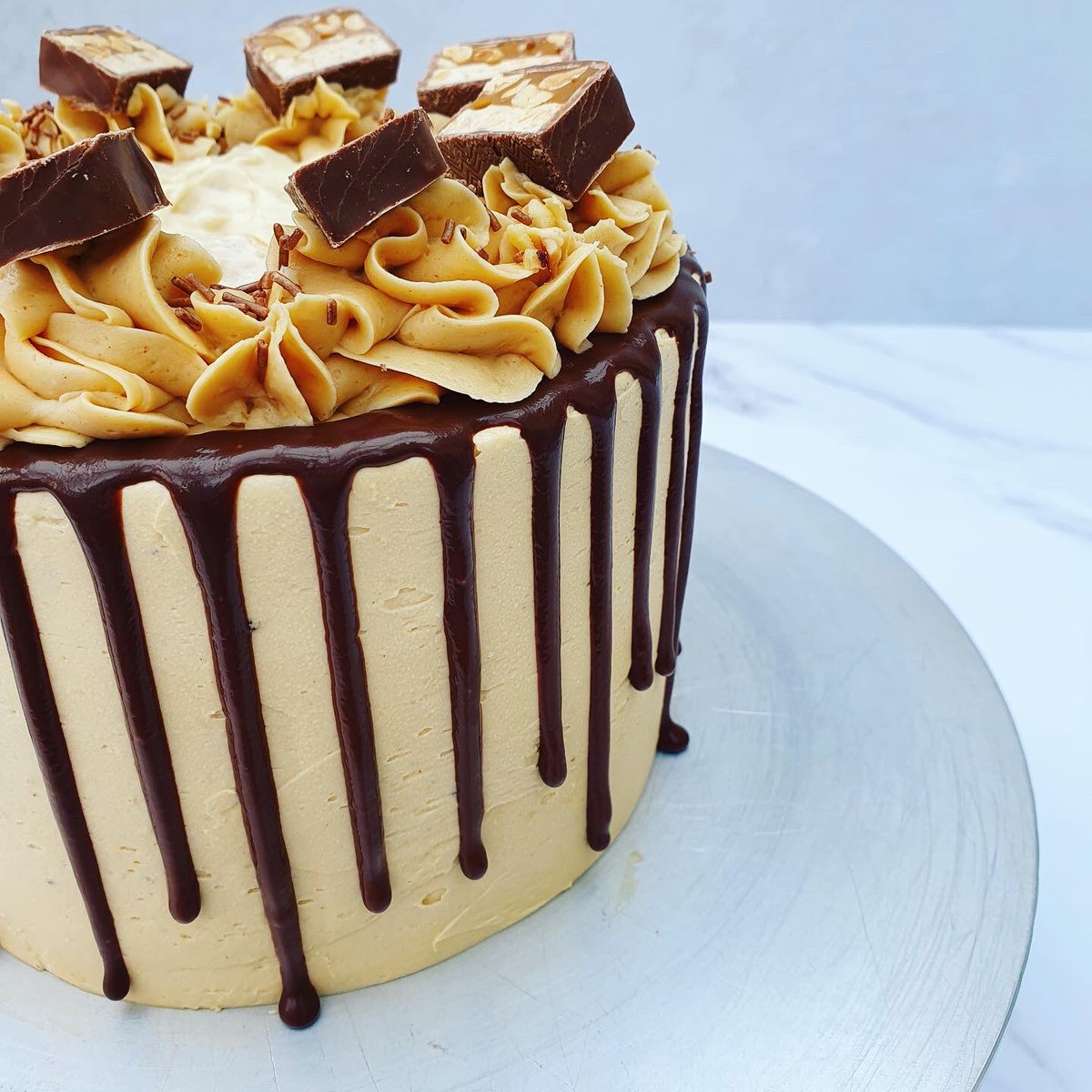 CoffeeTalesJQ's tweet photo. So excited for this one! โฃ
โฃ
*NEW* Snickers Cake, with homemade nougat, peanut caramel buttercream, chocolate drip and of course snickers & more nougat on the top!
โฃ
Now available to order through our website: https://t.co/3qy1KA33zj
#snickerscake #snickers #nougatcake https://t.co/4gOXoZ6NtX