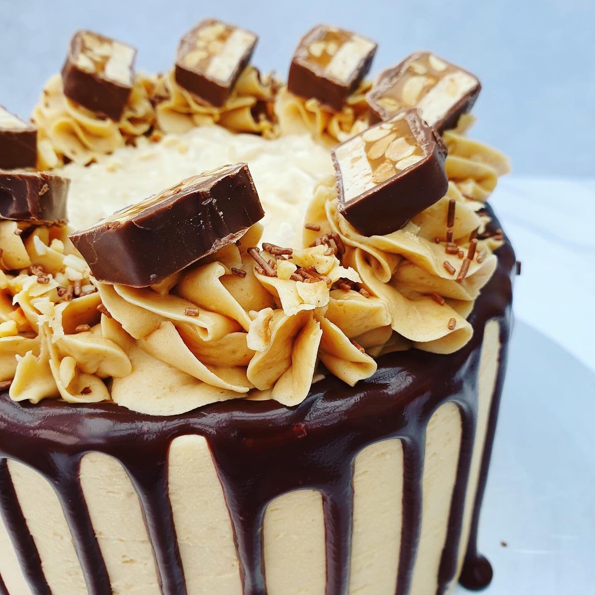 CoffeeTalesJQ's tweet photo. So excited for this one! โฃ
โฃ
*NEW* Snickers Cake, with homemade nougat, peanut caramel buttercream, chocolate drip and of course snickers & more nougat on the top!
โฃ
Now available to order through our website: https://t.co/3qy1KA33zj
#snickerscake #snickers #nougatcake https://t.co/4gOXoZ6NtX