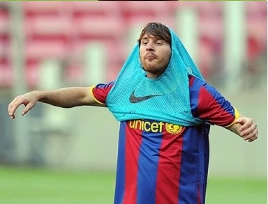 GroberttRMD on Twitter: "Hilo de Messi poniéndose el peto de entrenar… "