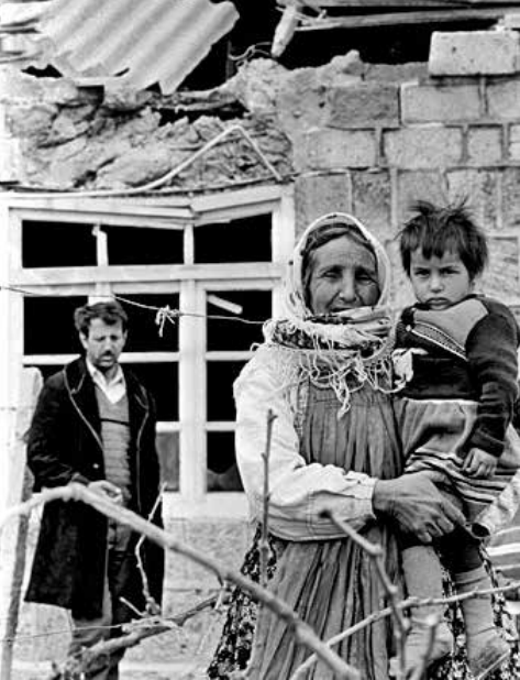 Azerbaijani refugees in Sadarak after skirmishes. 1989 © Farid Khayrulin