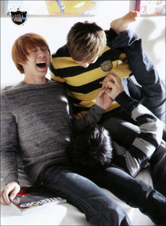 KIM JAEJOONG'S SELF-PROCLAIMED PRETTY FEET November 29, 2010I feel sorry at night..^^ (12:07am KST)Yeah, I wanted to show off my pretty feet.. I'm embarrassed to check Twitter now ㅎㅎㅎㅎㅎ Good night. I'm going to work out. I'll come back later ^^ (12:12am KST)