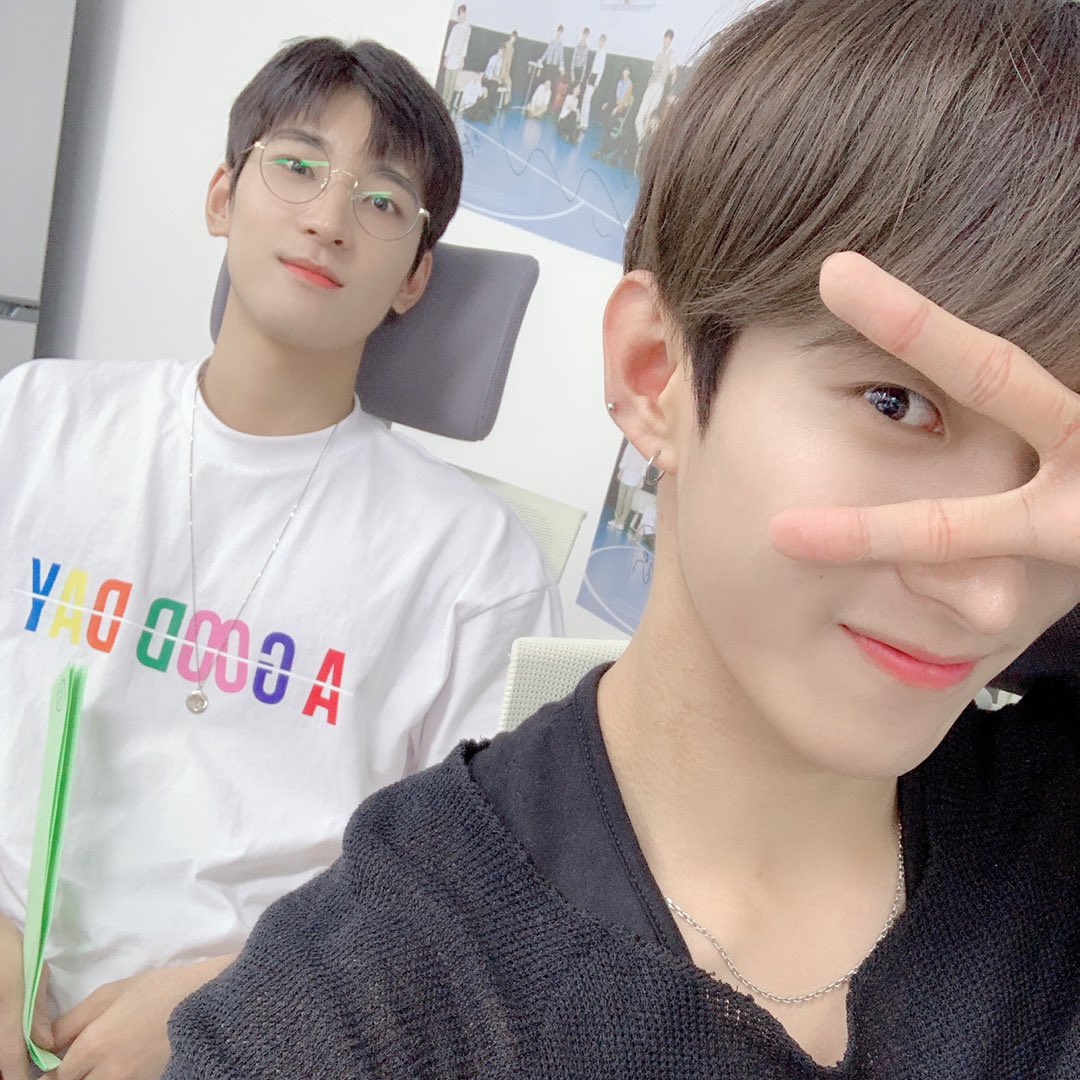 7TEENSN's tweet photo. 〔💎〕; #STATatHOME #BURNitR4
↷ · @ . . . / sᥲყ thᥱ ᥒᥲmᥱ 7tᥱᥱᥒ¡!%;

Desde la comodidad de la casa, Elyas y Belmont estan apoyando a R4VOLUTION, gracias por la invitación, mucha suerte en todo. 

« 𝟕𝐓𝐄𝐄𝐍 𝐑𝐢𝐠𝐡𝐭 𝐇𝐞𝐫𝐞 » https://t.co/vNdyjD1fqW