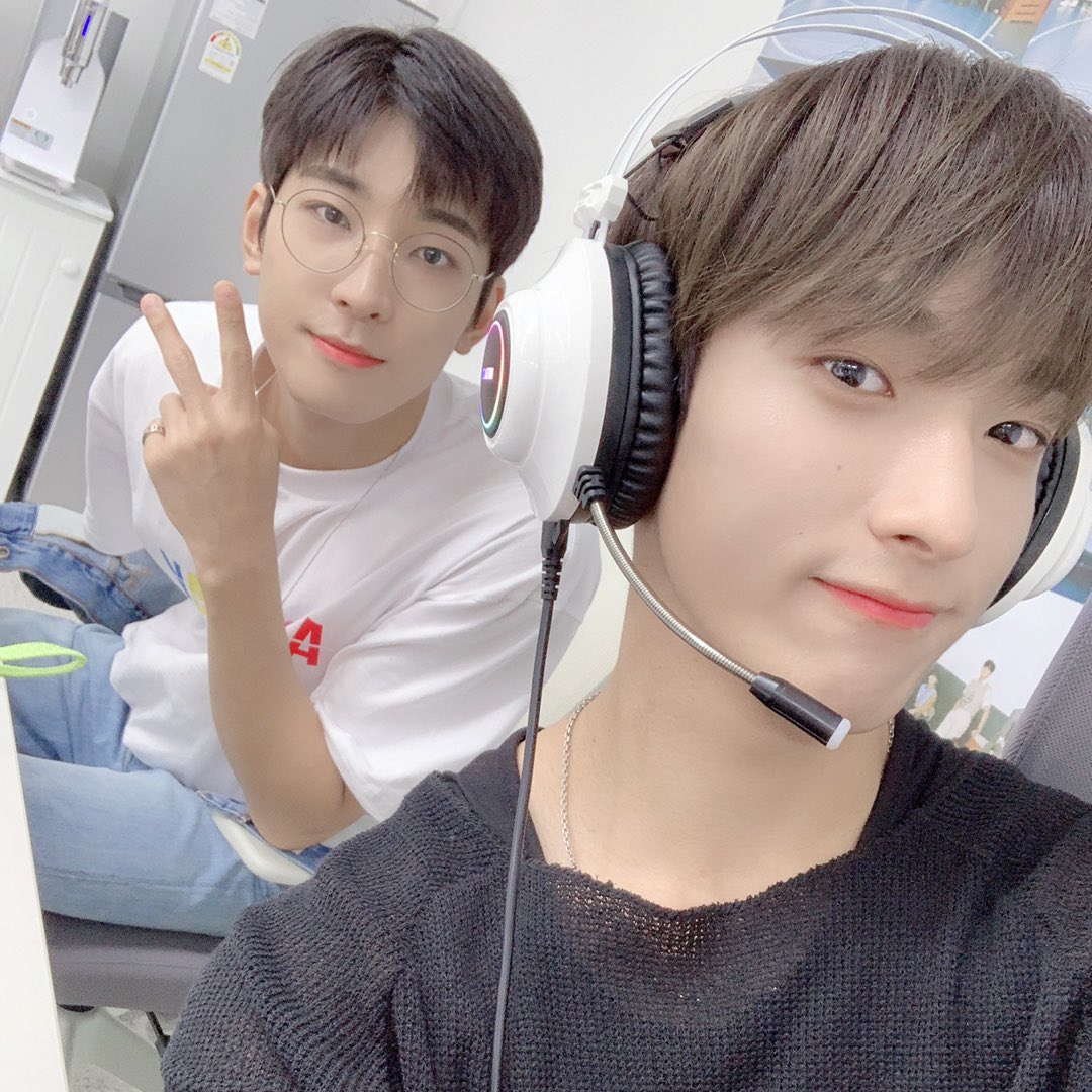 7TEENSN's tweet photo. 〔💎〕; #STATatHOME #BURNitR4
↷ · @ . . . / sᥲყ thᥱ ᥒᥲmᥱ 7tᥱᥱᥒ¡!%;

Desde la comodidad de la casa, Elyas y Belmont estan apoyando a R4VOLUTION, gracias por la invitación, mucha suerte en todo. 

« 𝟕𝐓𝐄𝐄𝐍 𝐑𝐢𝐠𝐡𝐭 𝐇𝐞𝐫𝐞 » https://t.co/vNdyjD1fqW