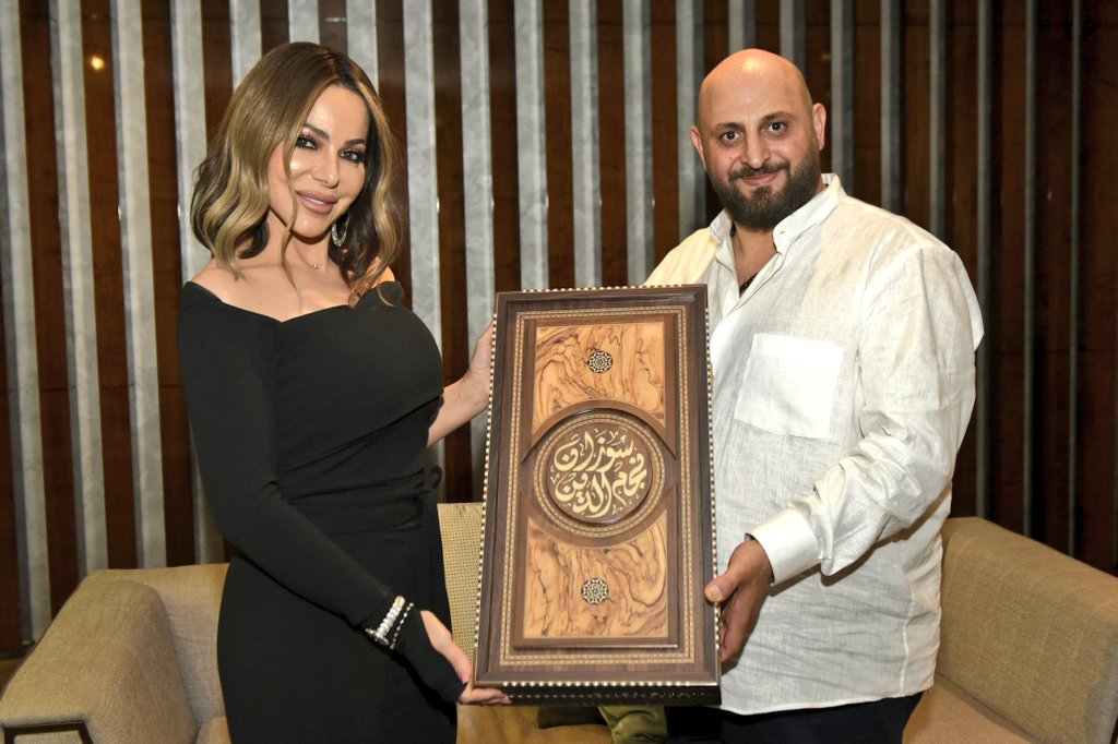 .
مع نجمة سوريا الأولى سوزان نجم الدين!
.
@suzannajmaldeen 
.
#josephtohmeandsons #suzanenajmaldeen #celebrities #stars #syria 
#backgammon #custommade #personalized #gifts #Calligraphy