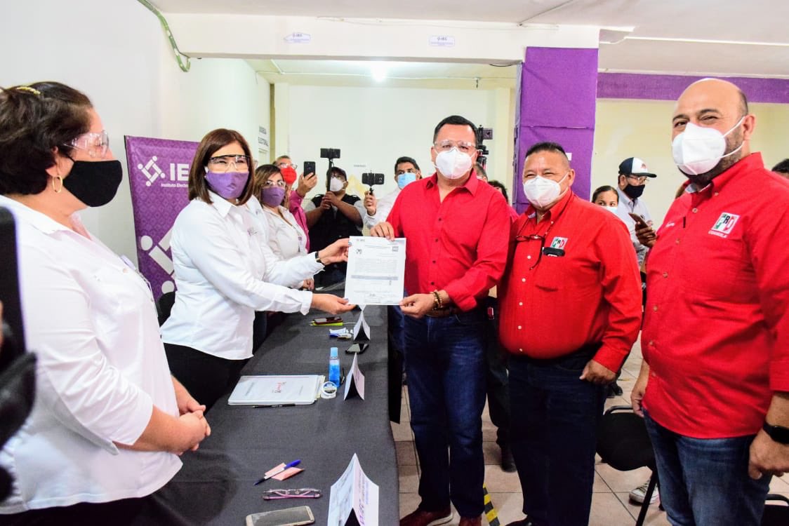 Junto a mi compañero de formula Rogelio Obregón Galarza acudí ante la Autoridad Electoral a solicitar el registro como Candidato a #DiputadoLocal por el #Distrito3 de mi partido el #PRI 
#EstamosListos 

Gracias Presidente Rodrigo Fuentes Ávila y Presidentes de los Mpals.