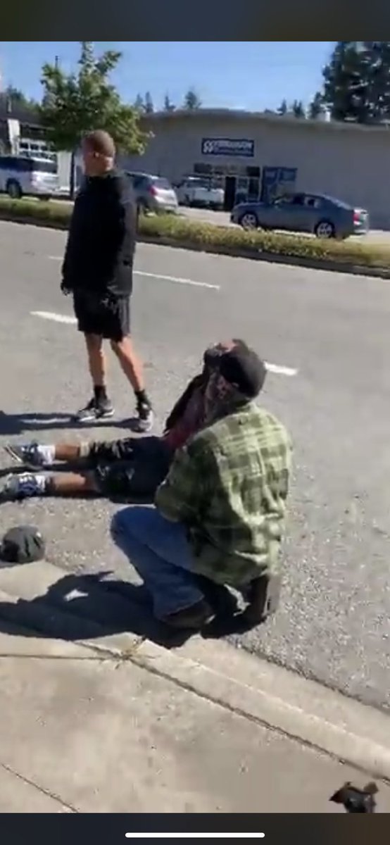 A few other guys stepped in to make sure the pinned guy was ok and try to de-escalate, and tie dye guy eventually got off him. The attacked man was still down for awhile but eventually was able to get back up >>>