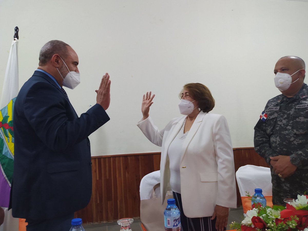 barahonagob's tweet photo. Victor Polanco, Vice Ministro de Interior y Policía, juramenta a Diones Maribel González, cómo gobernadora civil de la provincia Barahona.

@PresidenciaRD @MinInteriorRD https://t.co/Z355FIKxKG