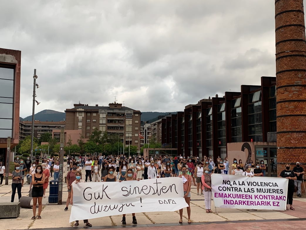 DAFAsanblada's tweet photo. Bortxaketa bat salatu da Durangon aste honetan, eta gaur izan da hari erantzuteko elkarretaratzea Landako Gunean.

#GukSinestenDizugu 
Autodefentsa feminista! https://t.co/ltUbnDZhg4