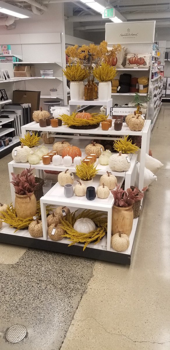 Gotta love fall... Look at those color... Thanks to our DBO Ronald to refresh our table <a href="/FFandF_Adam/">Adam B</a> <a href="/JayYezzi/">Jay Yezzi</a>