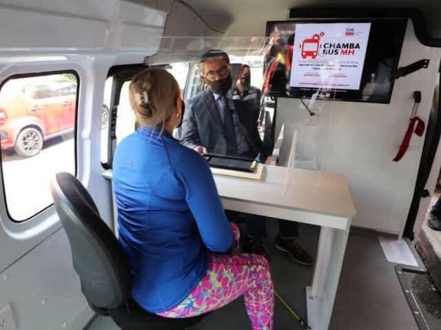 DONDEIRweb's tweet photo. Y decían que el trabajo no iba a tocar a la puerta de tu casa. 🤷🏻‍♂️ Actualiza ese currículum que en cualquier momento el Chambabus llegará a entrevistarte. 💼 https://t.co/UrZfsMufR0 https://t.co/q04NF6FDSg