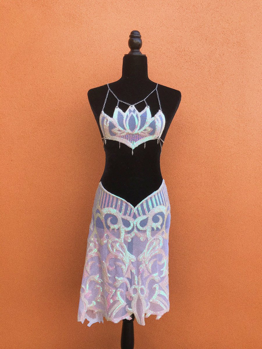 queensofra's tweet photo. Channeling all fairy queens🧚🏿‍♀️✨ this fabric will not stop changing colors everywhere I take her around my house https://t.co/Xgvan9nlu8