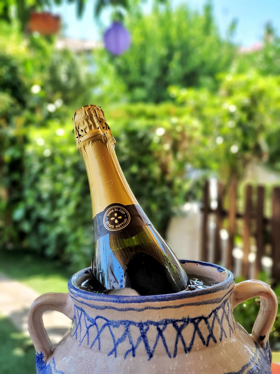 elvinet's tweet photo. ☀️ SUMMER BUBBLES 🍾
¡Ya tenemos el Cava refrescándose!🍾
🍾 @VinsElCep Clos Gelida 4 Heretats Brut Nature Gran Rva 2015
🍇 #Macabeu #Xarello #Parellada #Chardonnay
📌 @DO_Cava
🗓 Crianza en rima de 48 m
#VinsElCep #Cava #CavaCatalà #CavaEducator #CavaMoments
#SparklingWine https://t.co/D6GMat00Fk