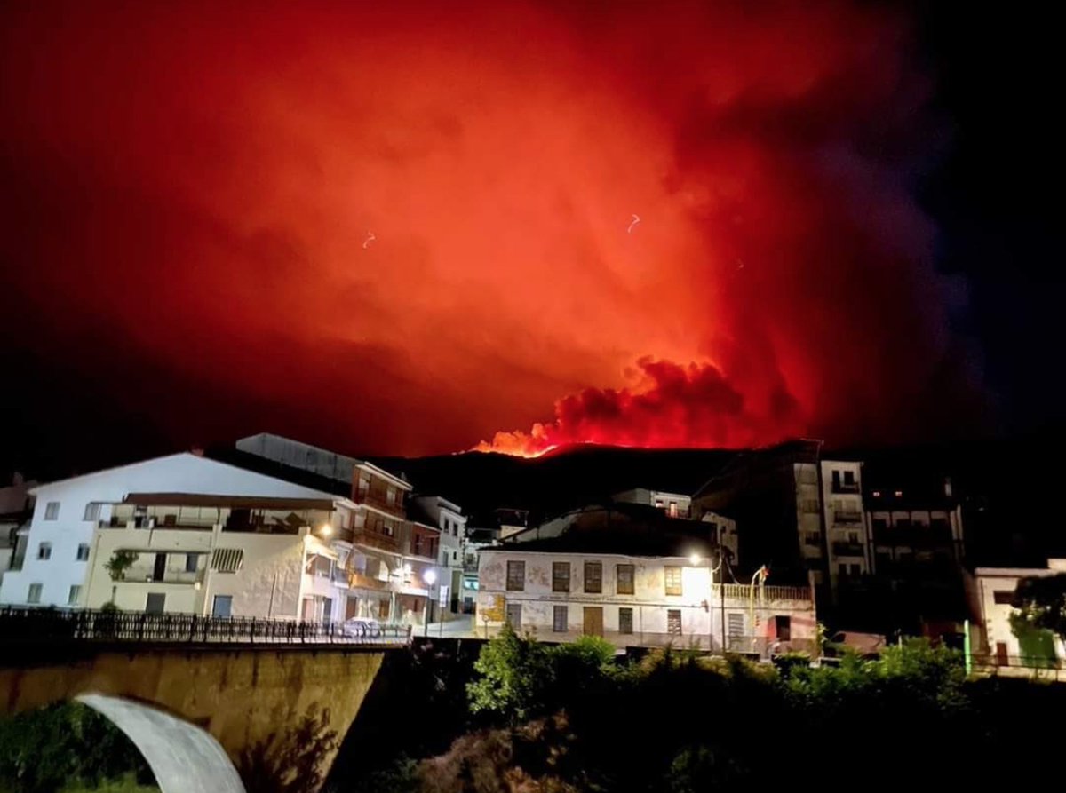 MeteoBadajoz's tweet photo. 🔴 0:35h | Malas #noticias desde el norte extremeño... en desarrollo un importante #incendio en zonas altas del #Jerte. Información confusa sobre si es sólo un incendio o hay varios... #IFJerte #IFAldeanuevaDeLaVera 

Desde Cabezuela del Valle (#Cáceres).
Imagen: @cristin48601127 https://t.co/5BfUZlu4yP