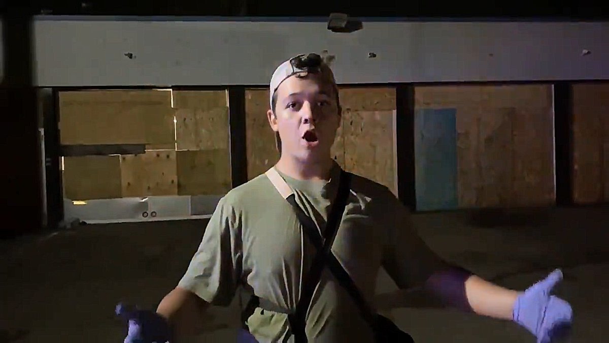 1. KyleR interviewed before events claims he was watching over location "car service" at 59th-SheridanIn video interviews, he claims he& #39;s a "medic" and "EMT" but armed to defend. "we don& #39;t have non-lethal"He left premises and was walking up and down Sheridan (other videos)
