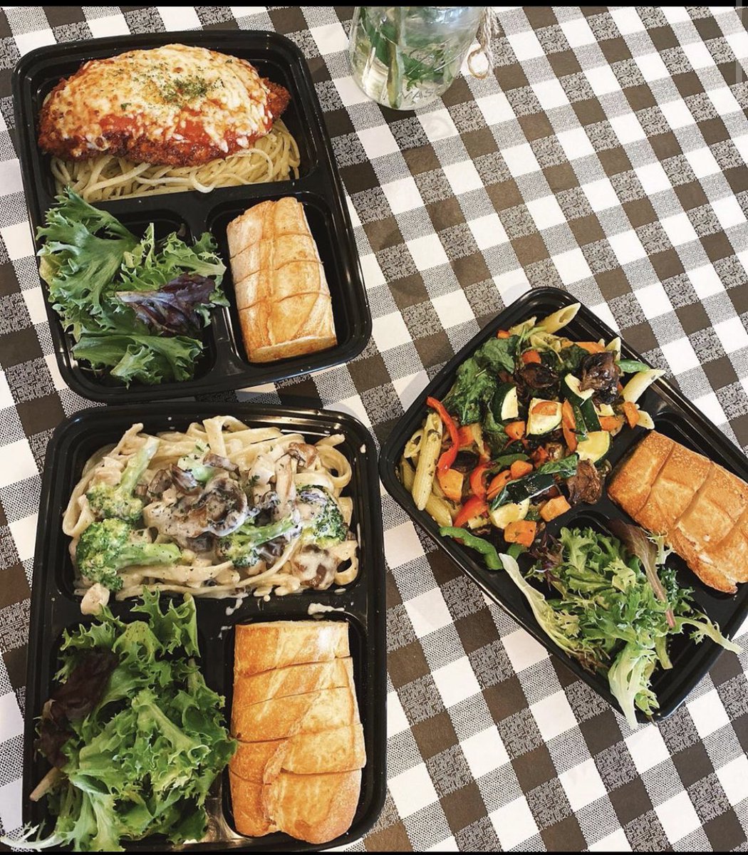 xtknb's tweet photo. Support local and order from zias cafe Kaneohe! $13 bentos with ur choice of chicken parm, chicken broc mush Alfredo or veggie primavera. Comes w/ bread &amp; salad!  Or order anything else off our menu! https://t.co/YMZF9tFKY5