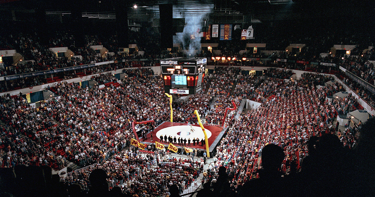 GopherWrestling's tweet image. Flashback to the 2002 Border Brawl...15,646 fans at Target Center watched #1 Gophers beat #2 Hawkeyes, 22-15

#GopherTough | #ThrowbackThursday
