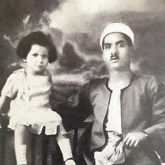 Nama beliau adalah Fatimah Ibrahim Sayyed alBaltagi. Beliau ni anak kepada tok imam masjid di kampung beliau. Ibu beliau pulak suri rumah. Tarikh lahir beliau banyak khilaf, tahun 1904 mengikut pandangan ramai.Masa kecil, 5 tahun beliau dihantar belajar mengaji dekat Kuttab.