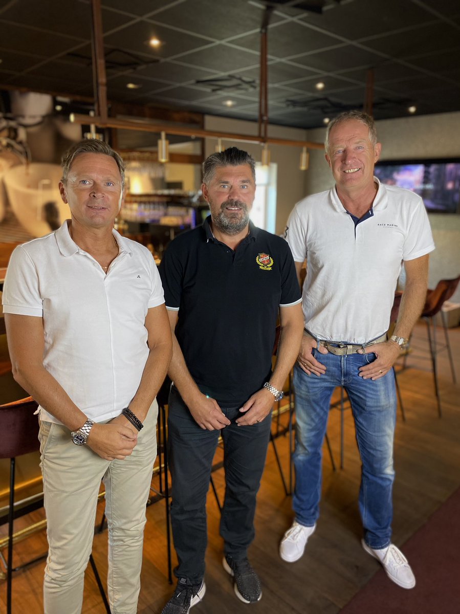 Almtuna_1932's tweet photo. Stort tack till Christer Andersson och Mikael Thulin pÄ Kinnarps i Uppsala för att ni förlÀnger med oss! @Almtuna_1932 @hockeyallsvensk #almtunahockey #almtuna #hockey #samarbetspartner #sponsring https://t.co/nEeruHuB3W