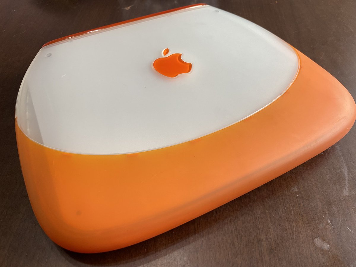 昔のMacのノートパソコン（iBookという名称）こんな感じでした。