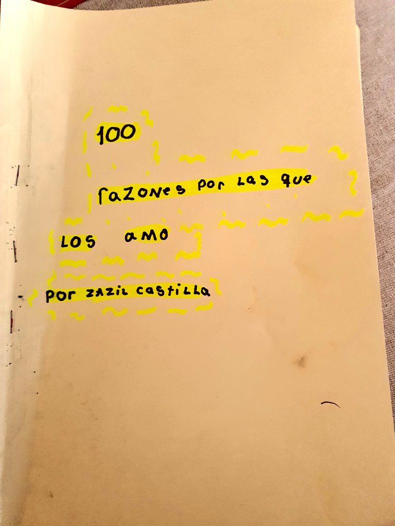 ManelichCC's tweet photo. Zazil tiene 9 años. Sus abuelos cumplieron 49 de casados y les hizo este peculiar obsequio. Que una pequeña sea capaz de escribir de corrido 100 razones por las cuales amar, confirma la teoría de que los adultos somos niños que se echaron a perder. https://t.co/SVERcvqdqv