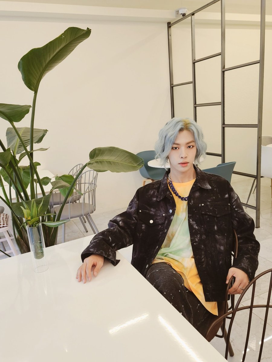 newkidd_arg's tweet photo. TWITTER - 27.08.20 @jflo_newkidd 

“He cambiado mí color de pelo!! Que les parece mí pelo azul?💙

#Newkidd #뉴키드 #Hwi #휘 https://t.co/xurS8Qmz3K