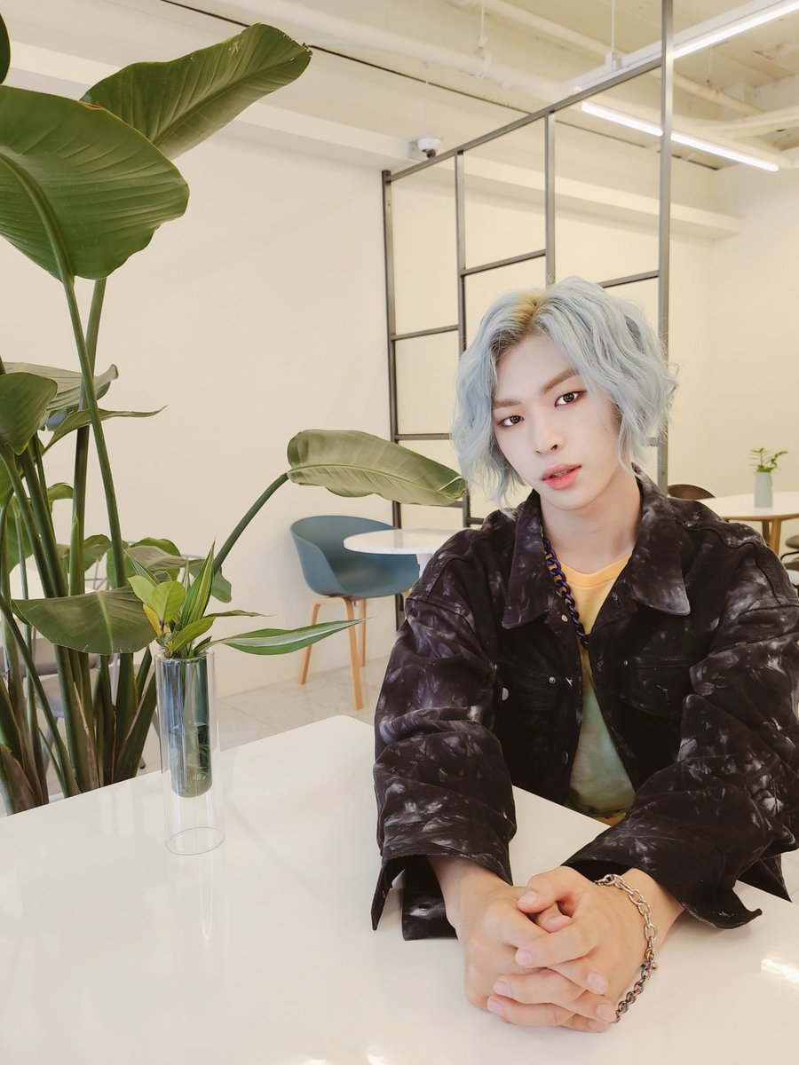 newkidd_arg's tweet photo. TWITTER - 27.08.20 @jflo_newkidd 

“He cambiado mí color de pelo!! Que les parece mí pelo azul?💙

#Newkidd #뉴키드 #Hwi #휘 https://t.co/xurS8Qmz3K