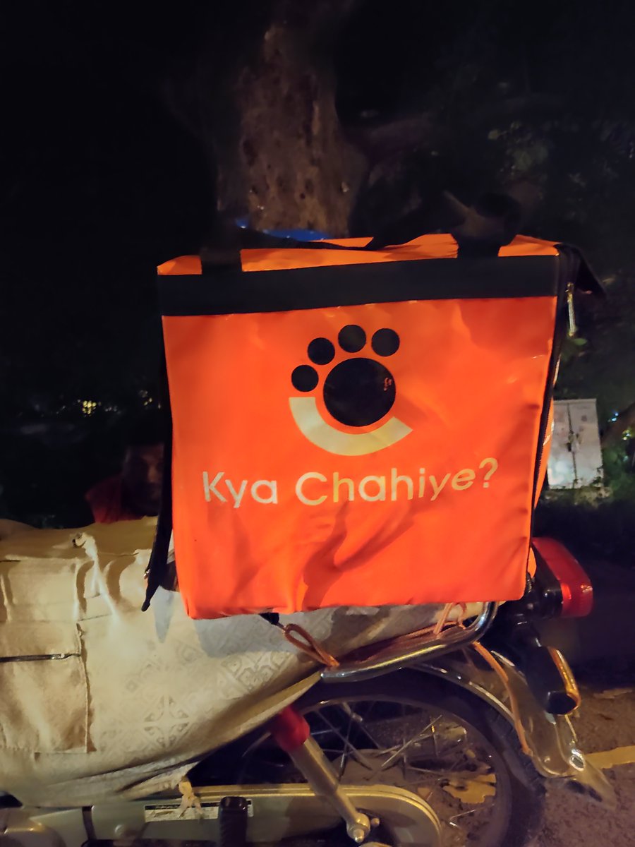 CheetayApp's tweet image. Kya Chahiye?
#FoodPanda Chahiye.

Keep in mind our #KarachiRains deal is still on. Use Promocode 'SaeedApRehnayDo' to get 70% off on your order. 

P.S We're supposed to tell you that there might be some rain water in your order. Double Shapar karwa lena. 
#KarachiSinksNoOneThinks