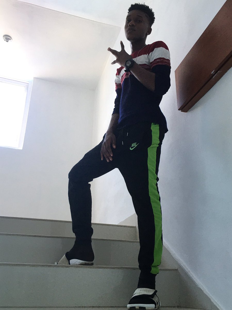 TreDawa's tweet image. Lòt la gen plis album vre wi pifò c album foto 🤣🤣🤣 #chinwagang 👐🏻💯💯