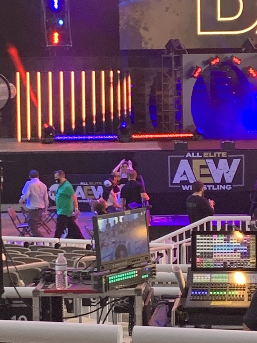 wrestlemaniacos's tweet photo. A Tay Conti está no Daily's Place para o #AEWDynamite de hoje à noite.
Talvez ela apenas faça parte da plateia, mas vamos torcer para ela ter uma participação maior no show.
#SignTayConti https://t.co/Fp9EUJ2mVy