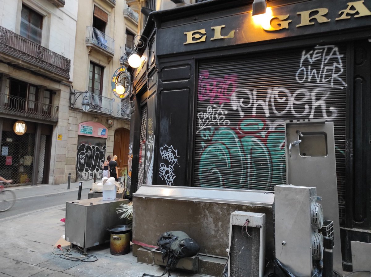 femgotic's tweet photo. El barri més abandonat de #barcelona ve perdent #historia. Tanca el gran cafè. Per molts era un #cafe pel turisme, però tots el recordem aquí des de ben petits...és només el principi del final, en vindran encara #SOSGÒTIC #SOSCV #VIVIMAQUI https://t.co/FURhhpTAct