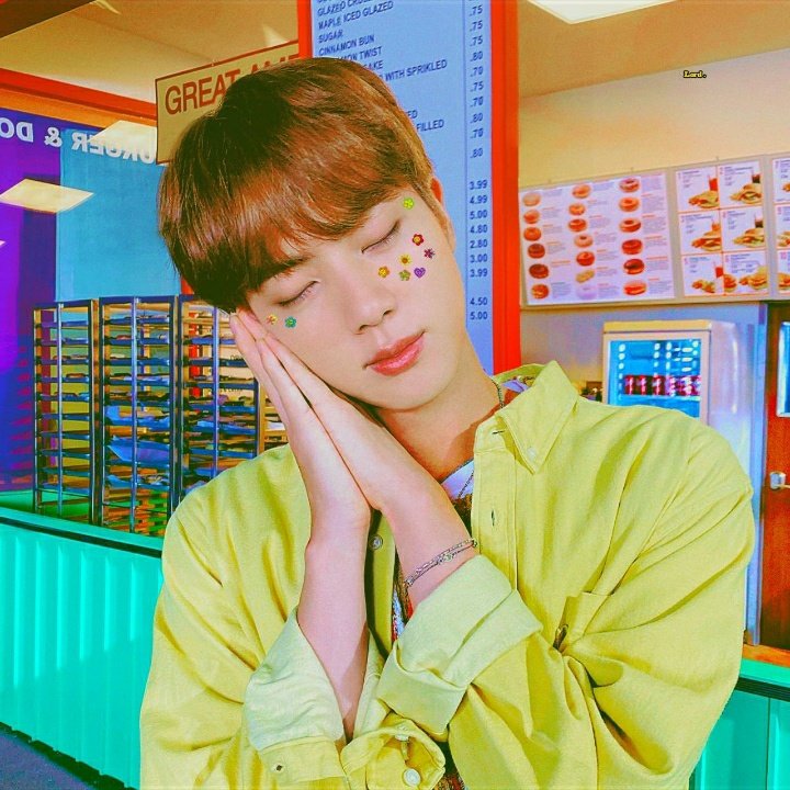 seokjindancer's tweet photo. o brilho do rosto dele deixariam até as estrelas envergonhadas ✨ https://t.co/Uknj9YIooy