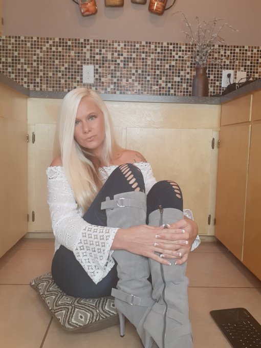 Find me live.  Time to get caught with my pants down in the kitchen  https://t.co/bceaqbk9qp https://t<a href="/tag/badgirlsclub"class="tags"><span>#badgirlsclub</span></a><a href="/tag/tazertime"class="tags"><span>#tazertime</span></a><a href="/tag/cynthiatazer"class="tags"><span>#cynthiatazer</span></a>