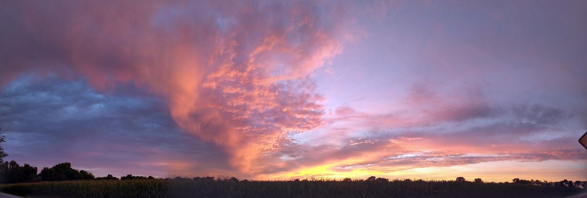 gwest51's tweet photo. Tonight's #sunset brought to you by the horrible hurricane Laura. I hope all are well after it's all over.
#sunsetlovers
#sunsetphotography
#Stormlaura
#StormHour
#landscapephotography https://t.co/iYa9sYDFrw