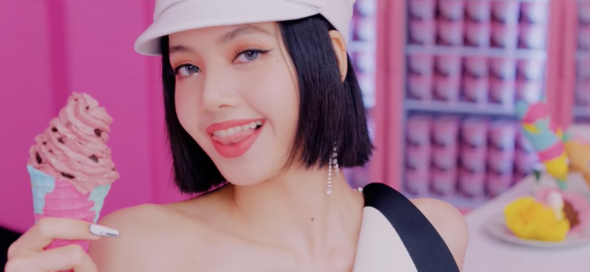 BBROYALTEAS's tweet photo. LISA'S FCKING DUALITY  🔥 https://t.co/HCBUgAFNMB