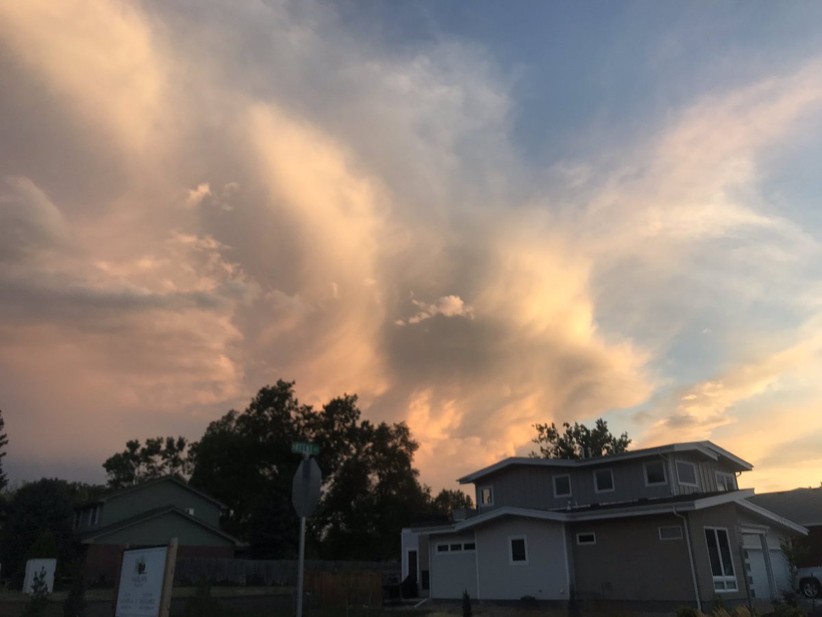 goavs925's tweet photo. Pretty skies this evening for Mr. Winstonβs walk π #mywinston #swdenver @ChrisCBS4 @LaurenCBS4 https://t.co/u59J7oUir7
